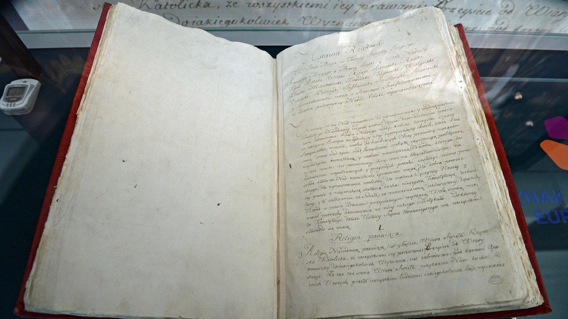 Das Original-Manuskript der polnischen Mai-Verfassung von 1791 ist am 3.5.2016 in einer Ausstellung in der Galeria Kordegarda in Polens Hauptstadt Warschau zu sehen. Das Original-Manuskript der polnischen Mai-Verfassung von 1791 ist in einer Ausstellung in der Galeria Kordegarda in Polens Hauptstadt Warschau zu sehen. Das Original-Manuskript der polnischen Mai-Verfassung von 1791 ist am 3.5.2016 in einer Ausstellung in der Galeria Kordegarda in Polens Hauptstadt Warschau zu sehen. Das Original-Manuskript der polnischen Mai-Verfassung von 1791 ist in einer Ausstellung in der Galeria Kordegarda in Polens Hauptstadt Warschau zu sehen.