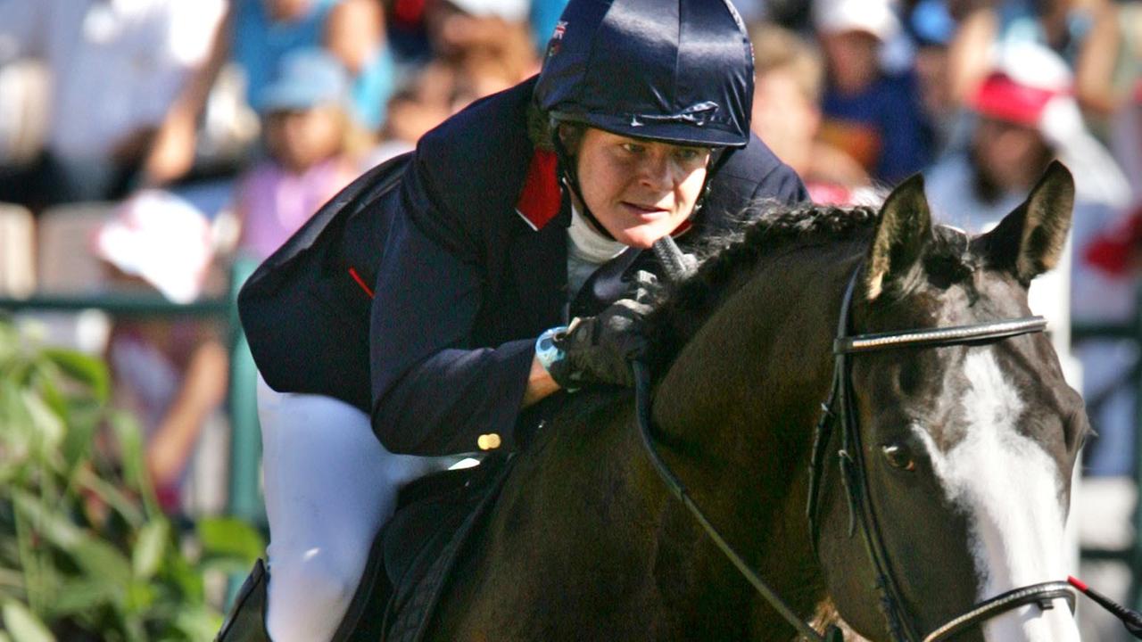 Kate Allenby duckt sich im Sprung nah an das Pferd. Kate Allenby duckt sich im Sprung nah an das Pferd.