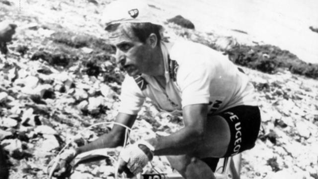 Der Brite Tom Simpson quält sich am 13.07.1967 auf der 13. Etappe der Tour de France von Marseille nach Carpentras den Mont Ventoux hinauf. Wenig später kollabiert er beim hitzeflirrenden Anstieg zu dem legendären Provence-Riesen, steigt noch einmal aufs Rad, um wenige Augenblicke später wegen Herzstillstands erneut das Bewußtsein zu verlieren. Trotz eilig durchgeführter Herzmassage stirbt er noch am Rand der Straße. Im Nachhinein wird ermittelt, dass Simpson zuvor einen Amphetamin-Cocktail zu sich genommen hatte. Ein Jahr zuvor waren erstmals Doping-Kontrollen bei der Tour durchgeführt worden.