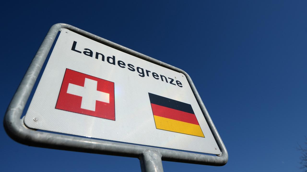 Ein Schild mit der Aufschrift Landesgrenze zwischen Deutschland und der Schweiz Ein Schild mit der Aufschrift Landesgrenze zwischen Deutschland und der Schweiz