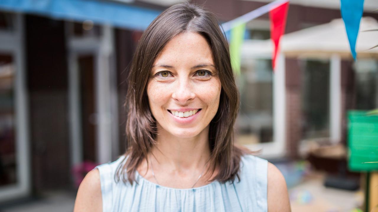 Die Gründerin der Kindertagesstätte Coworking Toddler, Sandra Runge, aufgenommen am 07.07.2016 in Berlin. Es begann mit einer Kampagne im Internet, jetzt startet das Projekt «Coworking Toddler» durch. Das Konzept will Eltern dabei helfen, Job und Familie besser zu vereinbaren. Die Gründerin der Kindertagesstätte Coworking Toddler, Sandra Runge, aufgenommen am 07.07.2016 in Berlin. Es begann mit einer Kampagne im Internet, jetzt startet das Projekt «Coworking Toddler» durch. Das Konzept will Eltern dabei helfen, Job und Familie besser zu vereinbaren.