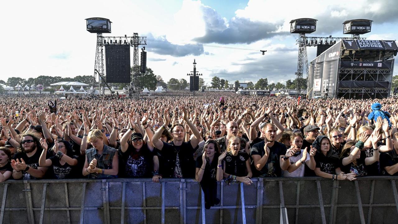 Festivalteilnehmer des Wacken Open Air feiern vor der Bühne. Festivalteilnehmer des Wacken Open Air feiern vor der Bühne.