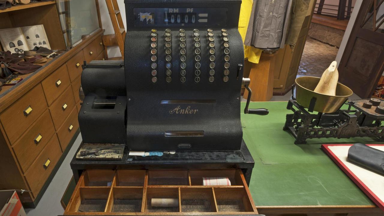 Historische Ladenkasse mit offener Schublade. Historische Ladenkasse mit offener Schublade.