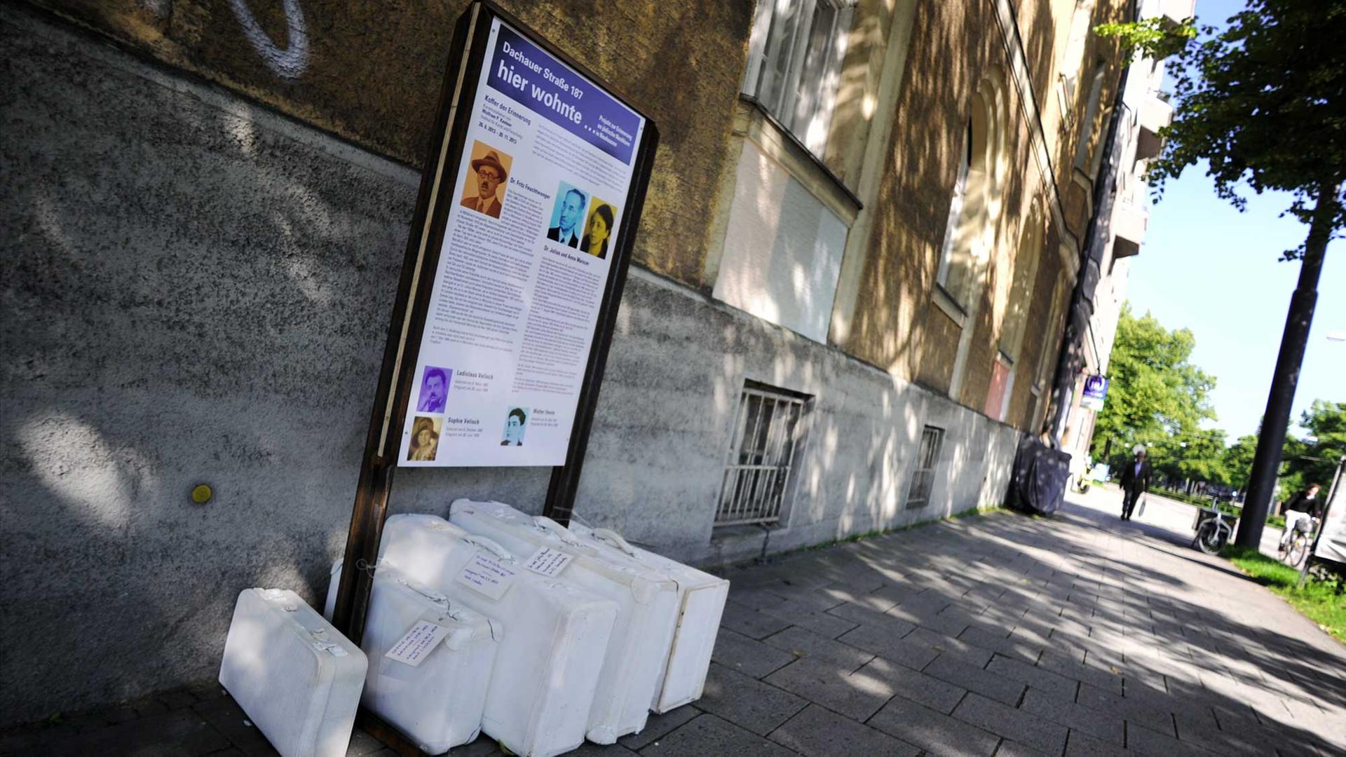 Weiße Koffer und eine Informationstafel stehen am 01.07.2013 in München (Bayern) vor dem Wohnhaus in der Dachauer Str. 187. Sie informieren über die Lebensgeschichte verfolgter jüdischer Bürger im Dritten Reich. Der Künstler Wolfram Kastner erarbeitete mit einem Arbeitskreis die Kofferinstallationen. Weiße Koffer und eine Informationstafel stehen am 01.07.2013 in München (Bayern) vor dem Wohnhaus in der Dachauer Str. 187. Sie informieren über die Lebensgeschichte verfolgter jüdischer Bürger im Dritten Reich. Der Künstler Wolfram Kastner erarbeitete mit einem Arbeitskreis die Kofferinstallationen.