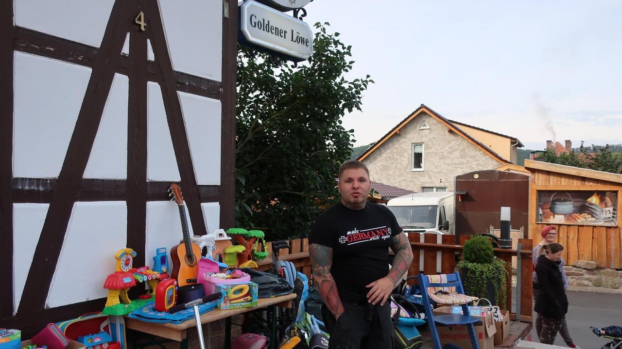 Tommy Frenck steht inmitten seines Flohmarkts vor dem Restaurant Goldener Löwe in Veßra. Tommy Frenck steht inmitten seines Flohmarkts vor dem Restaurant Goldener Löwe in Veßra.