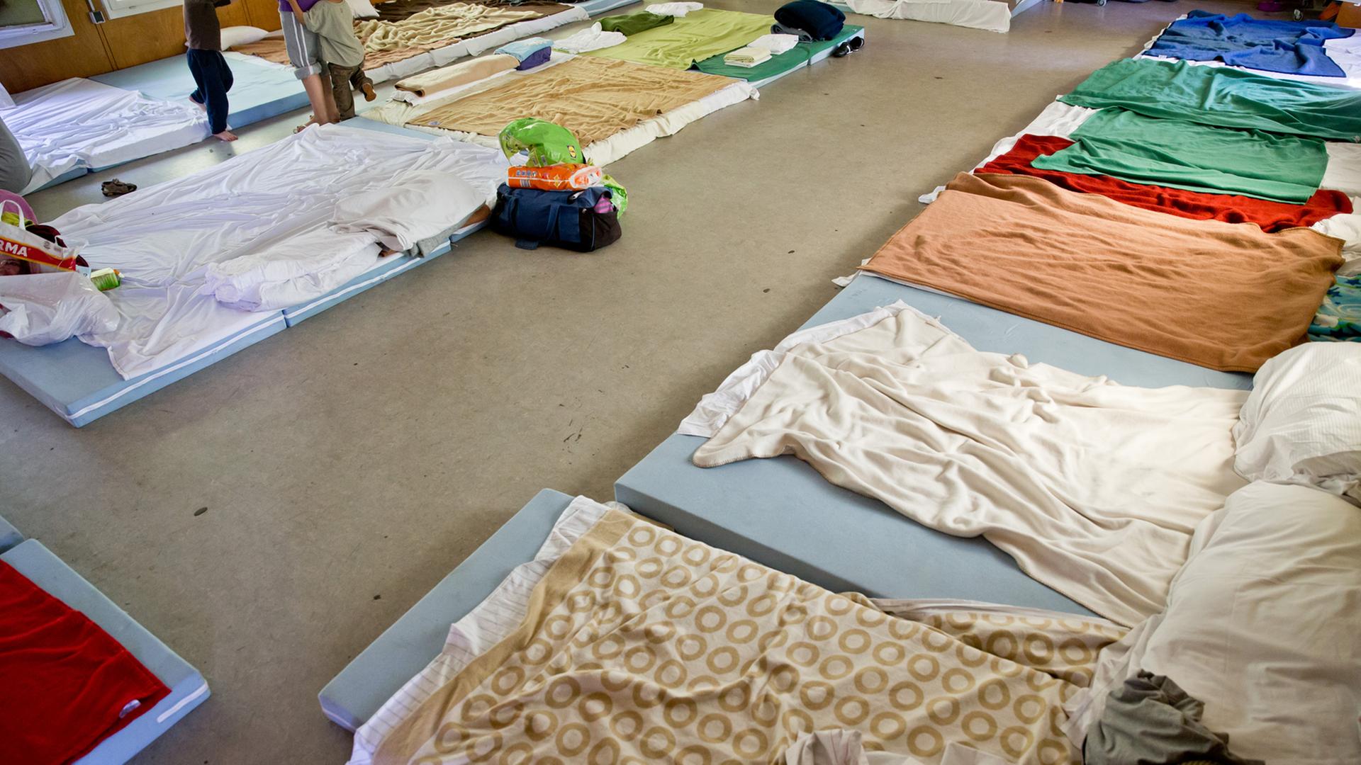 Matratzen liegen am 17.07.2014 in der Kapelle der Zentralen Aufnahmeeinrichtung für Asylbewerber (ZAE) in Zirndorf (Bayern). Etwa 30 Asylbewerber mussten zu der Zeit auf Matratzen in der Kapelle schlafen, weil die Einrichtung überbelegt war. Matratzen liegen am 17.07.2014 in der Kapelle der Zentralen Aufnahmeeinrichtung für Asylbewerber (ZAE) in Zirndorf (Bayern). Etwa 30 Asylbewerber mussten zu der Zeit auf Matratzen in der Kapelle schlafen, weil die Einrichtung überbelegt war.