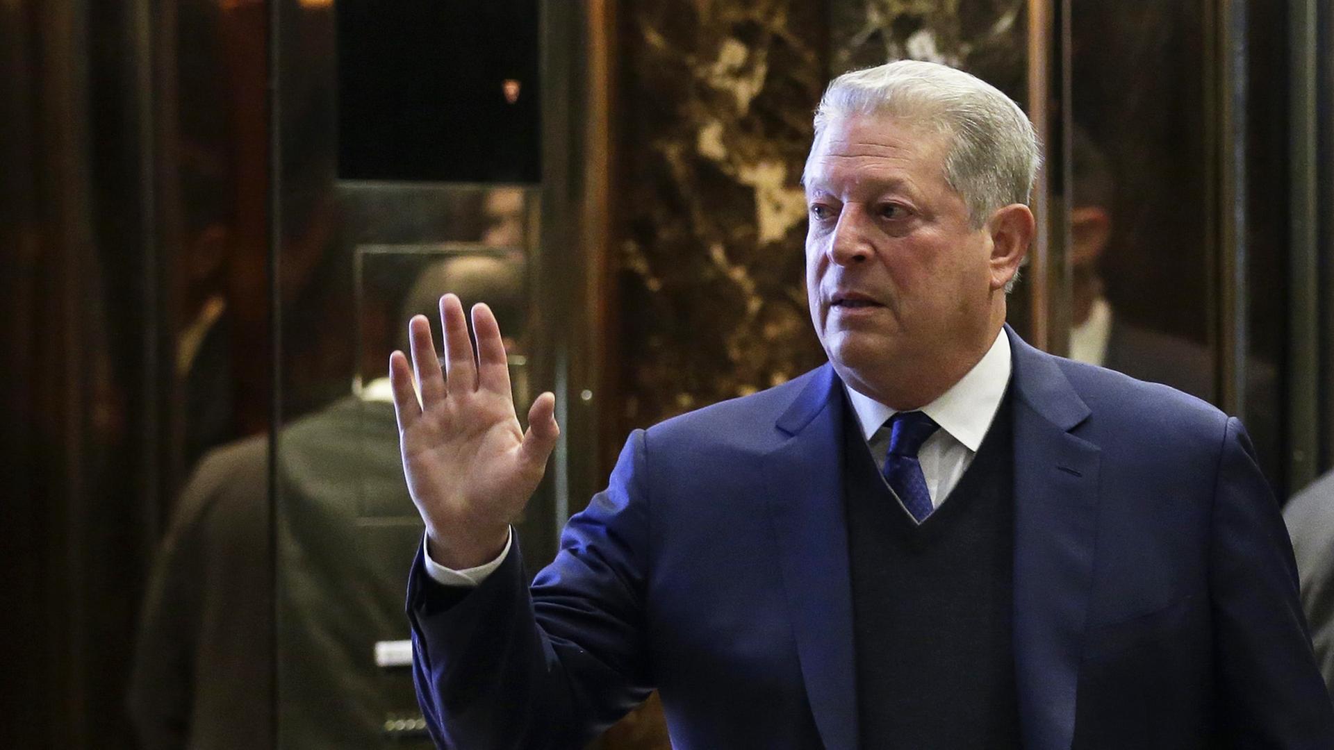 Ex-US-Vizepräsident Al Gore verlässt nach einem Treffen mit dem damaligen gewählten US-Präsidenten am 5.12.2016 den Trump Tower in New York City. Ex-US-Vizepräsident Al Gore verlässt nach einem Treffen mit dem damaligen gewählten US-Präsidenten am 5.12.2016 den Trump Tower in New York City.