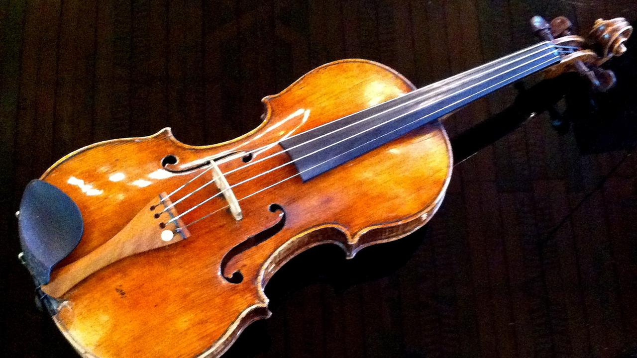 Eine Geige des Instrumentenbauers Giuseppe Guarneri aus dem Jahr 1706 Eine Geige des Instrumentenbauers Giuseppe Guarneri aus dem Jahr 1706