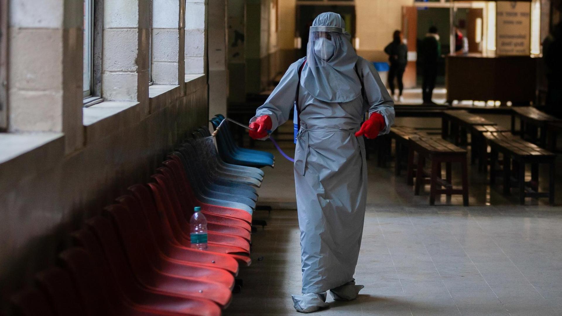 Mitarbeiter eines Krankenhauses in Nepal desinfizieren den den Flur. Mitarbeiter eines Krankenhauses in Nepal desinfizieren den den Flur.