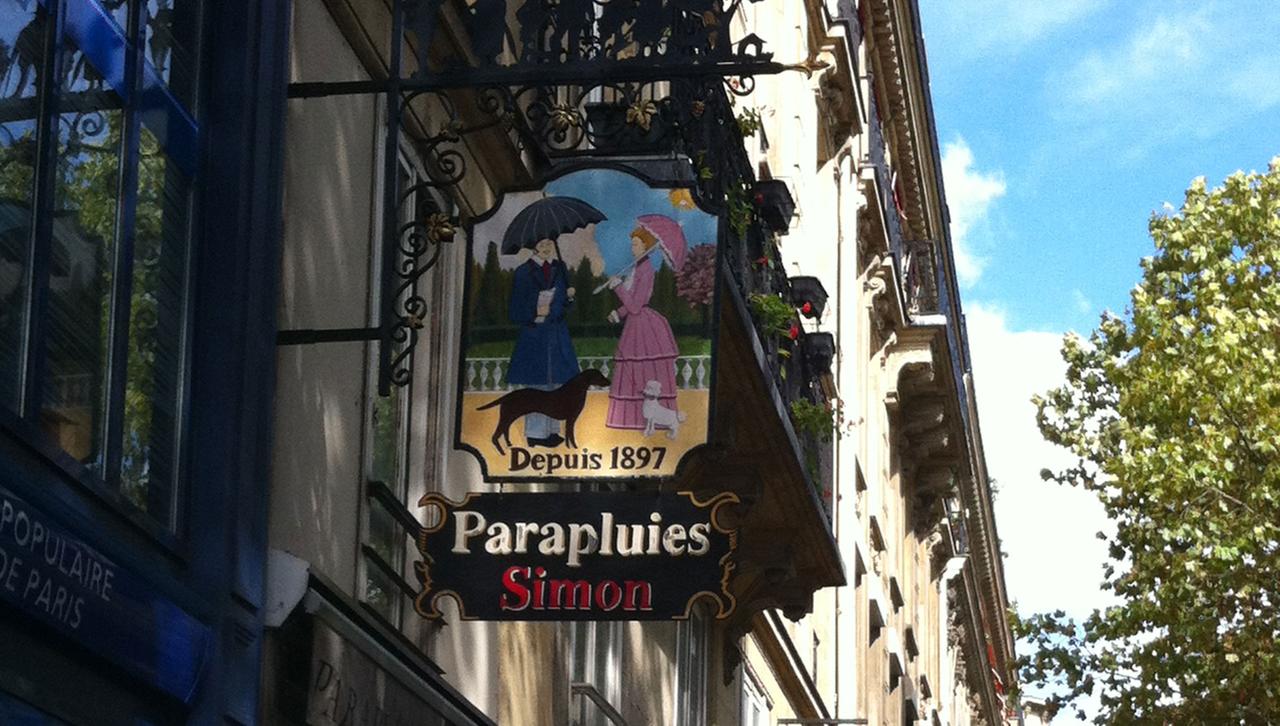 Das Firmenschild von "Parapluies Simon" in Paris.