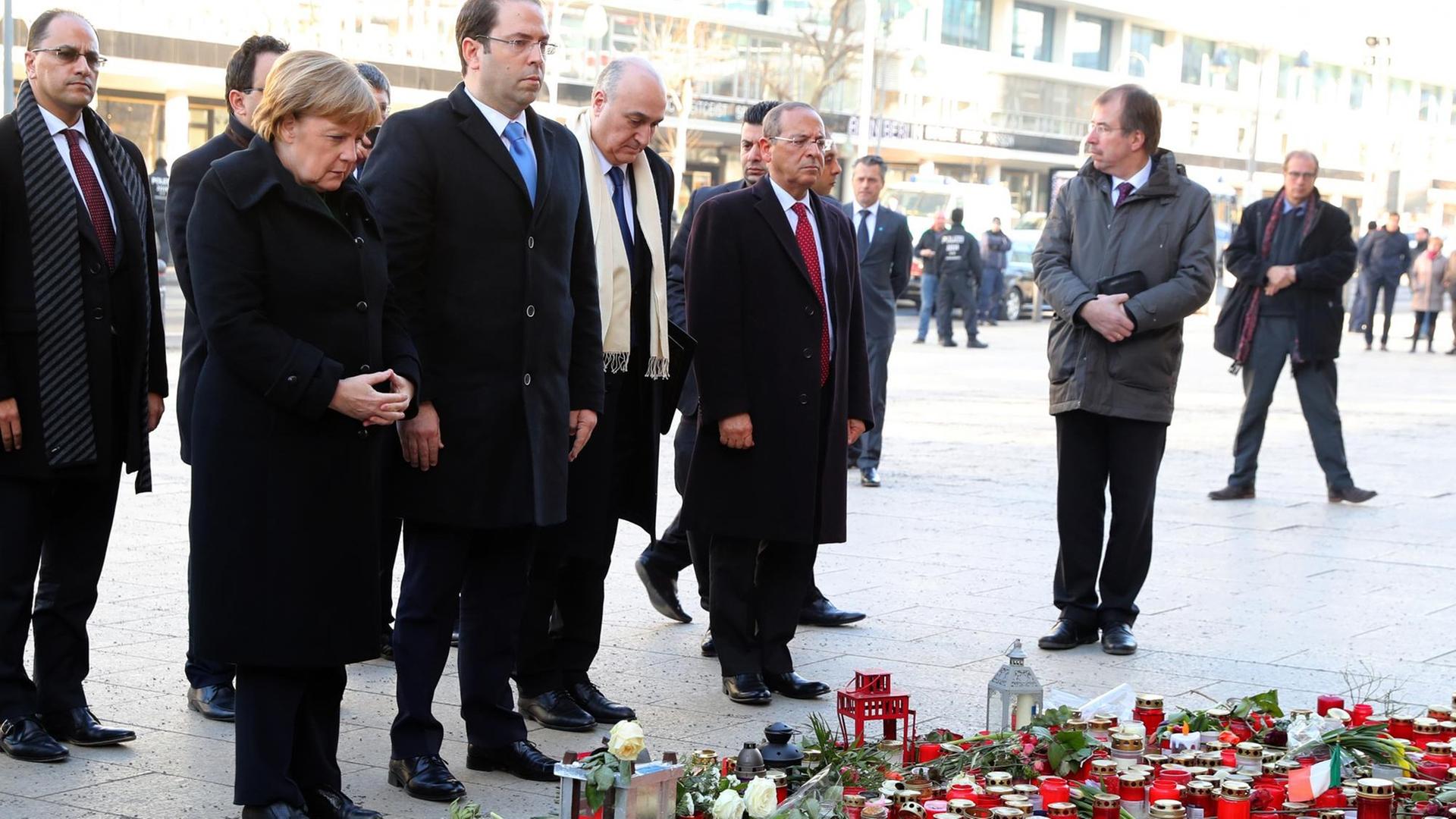 Bundeskanzlerin Angela Merkel (2.v.l, gedenkt mit Tunesiens Ministerpräsident Youssef Chahed (3.v.l)am 14.02.2017 in Berlin am Breitscheidplatz der Opfer des Anschlags vom 19. Dezember 2016. Bundeskanzlerin Angela Merkel (2.v.l, gedenkt mit Tunesiens Ministerpräsident Youssef Chahed (3.v.l)am 14.02.2017 in Berlin am Breitscheidplatz der Opfer des Anschlags vom 19. Dezember 2016.