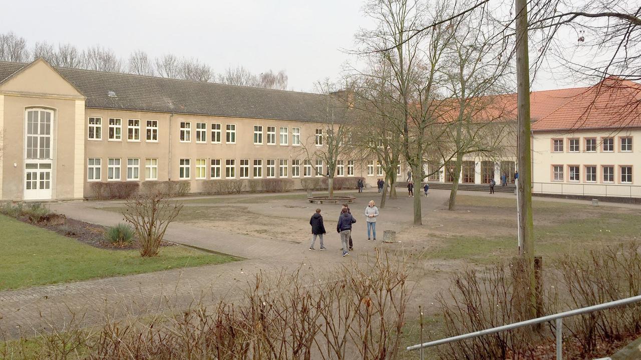 Die Penkuner Schule: Weil es nicht mehr viele Schüler gibt, ist sie in ihrem Bestand bedroht. Die Penkuner Schule: Weil es nicht mehr viele Schüler gibt, ist sie in ihrem Bestand bedroht.