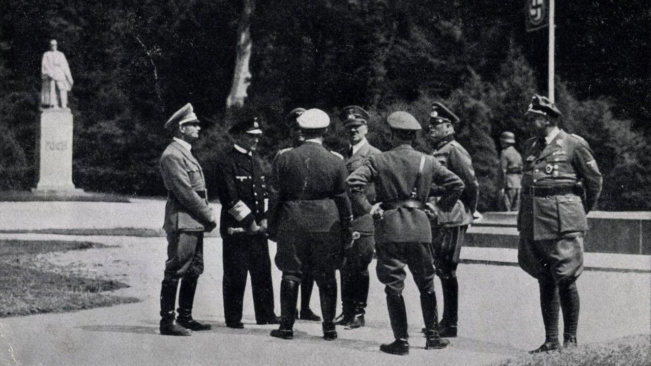 Hitler mit Offizieren im Jahr 1940 im Walv von Compiègne, in dem im Juni desselben Jahres der Waffenstillstand zwischen Frankreich und Deutschland geschlossen wurde, Schwarz-weiß-Aufnahme. Hitler mit Offizieren im Jahr 1940 im Walv von Compiègne, in dem im Juni desselben Jahres der Waffenstillstand zwischen Frankreich und Deutschland geschlossen wurde, Schwarz-weiß-Aufnahme.