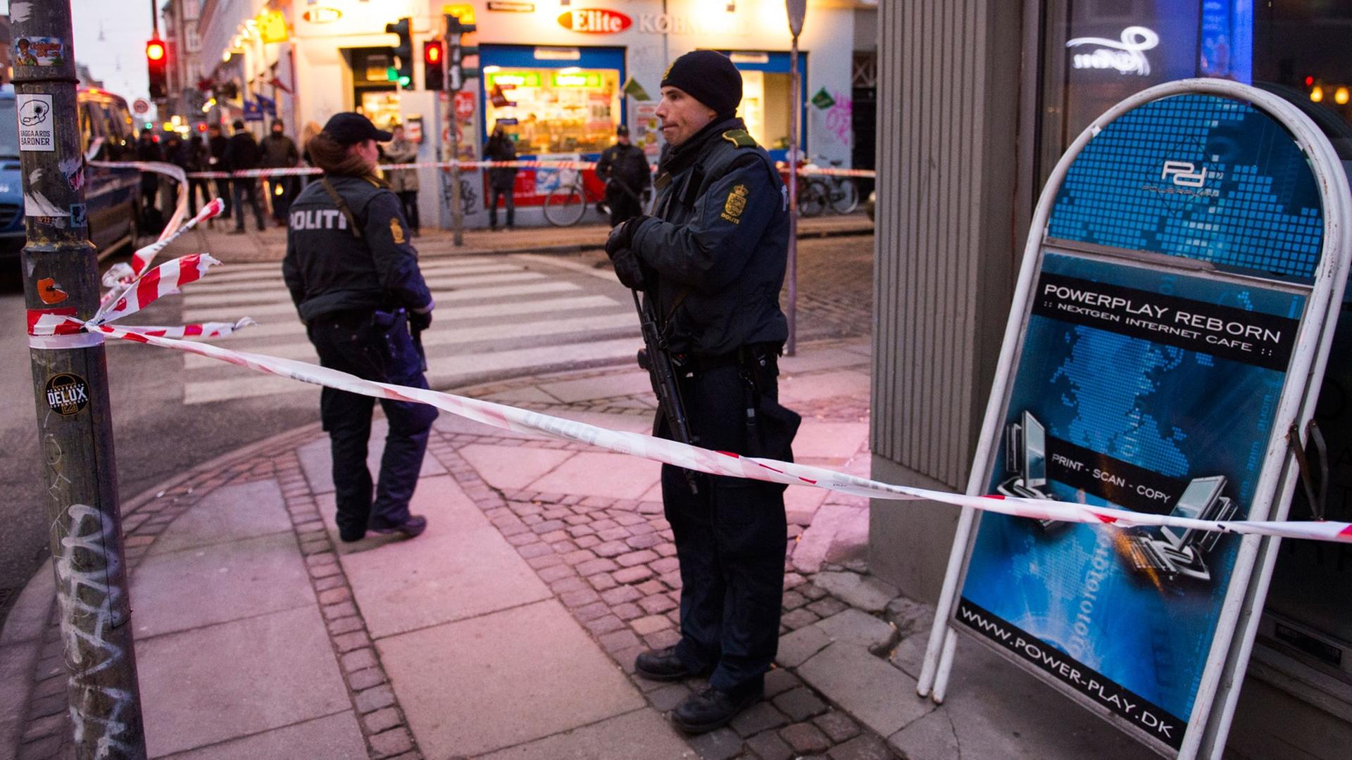 Bewaffnete Polizeibeamte vor einem Internetcafè in Kopenhagen. Bewaffnete Polizeibeamte vor einem Internetcafè in Kopenhagen.