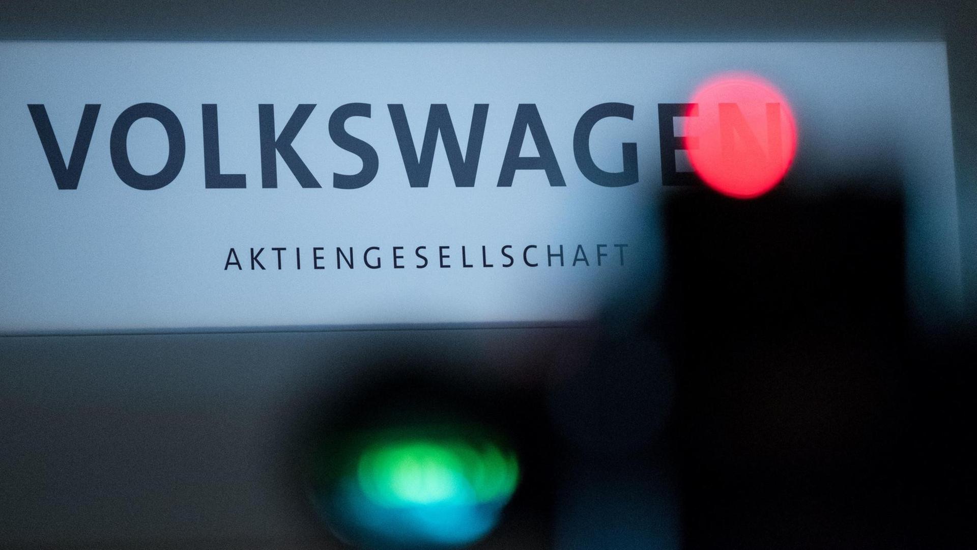 Der Name Volkswagen ist auf einem Schild bei der Hauptversammlung in Hannover zu sehen Der Name Volkswagen ist auf einem Schild bei der Hauptversammlung in Hannover zu sehen