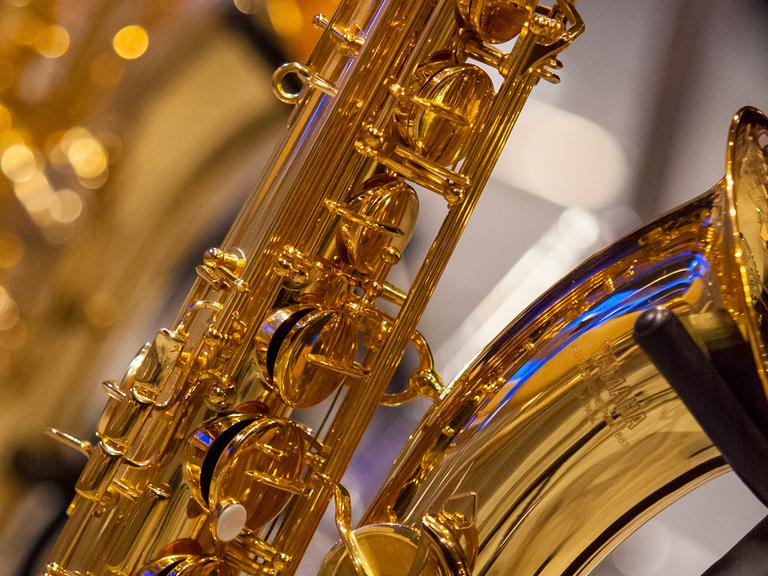 Ein Saxophon steht vor einem Orchesterkonzert auf der Bühne.