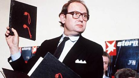 "Stern"-Reporter Gerd Heidemann präsentiert am 25. April 1983 auf einer Pressekonferenz in Hamburg eines der angeblichen Tagebücher Adolf Hitlers.