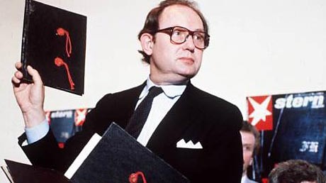 "Stern"-Reporter Gerd Heidemann präsentiert am 25. April 1983 auf einer Pressekonferenz in Hamburg eines der angeblichen Tagebücher Adolf Hitlers. "Stern"-Reporter Gerd Heidemann präsentiert am 25. April 1983 auf einer Pressekonferenz in Hamburg eines der angeblichen Tagebücher Adolf Hitlers.