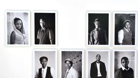 Fotografien von Zanele Muholi in einer Ausstellung in Arles.
