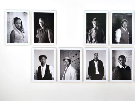 Fotografien von Zanele Muholi in einer Ausstellung in Arles.