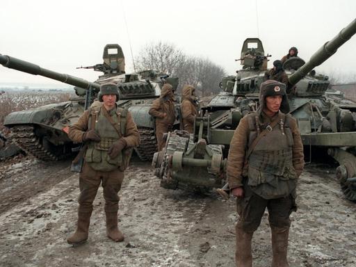 Russische Soldaten stehen mit ihren Panzern und Minenräumgeräten etwa 40 Kilometer vor der tschetschenischen Hauptstadt Grosny. In der abtrünnigen Kaukasus-Region Tschetschenien sollen bei Gefechten zwischen den russischen Invasionstruppen und den Tschetschenen am 13.12.1994 etwa 70 russische Soldaten getötet worden sein.