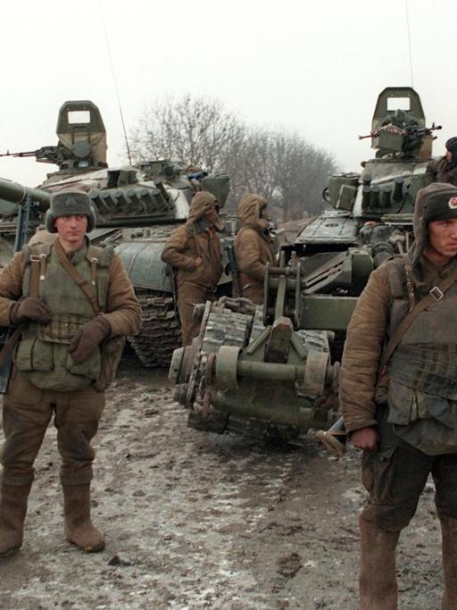 Russische Soldaten stehen mit ihren Panzern und Minenräumgeräten etwa 40 Kilometer vor der tschetschenischen Hauptstadt Grosny. In der abtrünnigen Kaukasus-Region Tschetschenien sollen bei Gefechten zwischen den russischen Invasionstruppen und den Tschetschenen am 13.12.1994 etwa 70 russische Soldaten getötet worden sein.