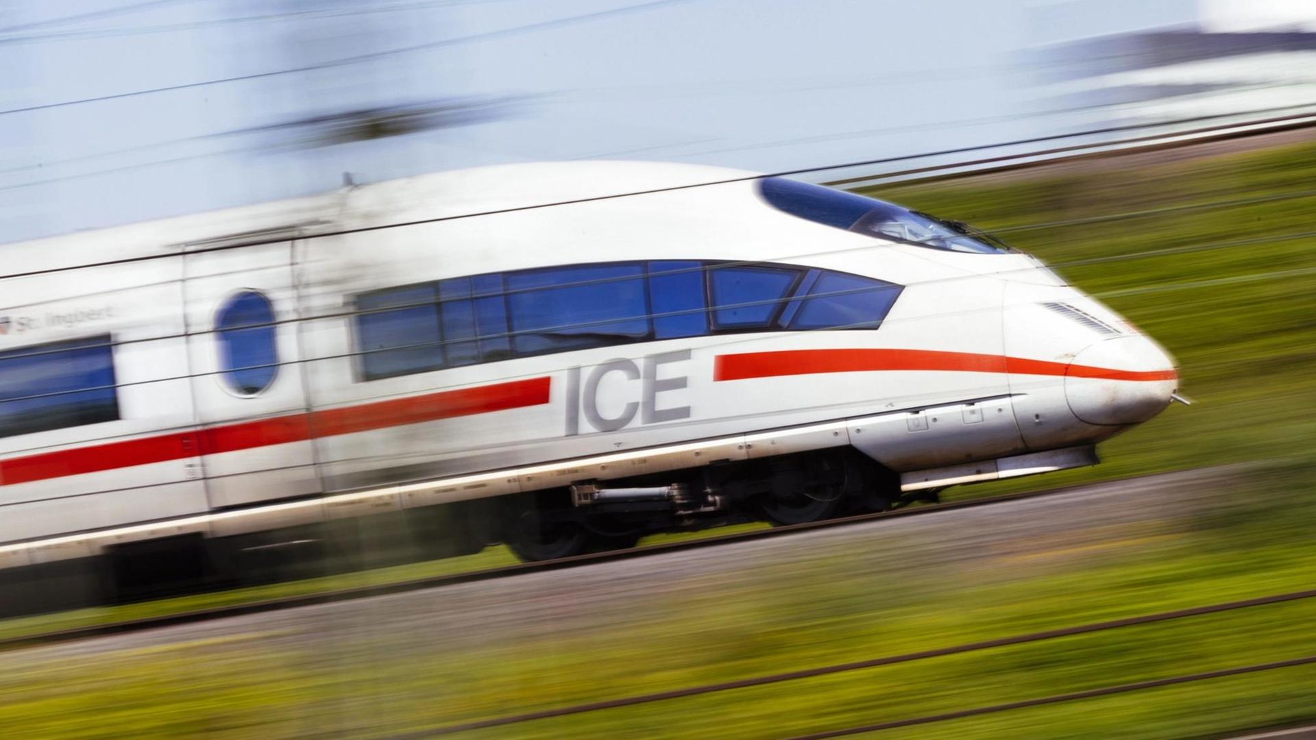 Ein ICE der Deutschen Bahn auf den Schienen am Bahnhof Köln Deutz. Ein ICE der Deutschen Bahn auf den Schienen am Bahnhof Köln Deutz.