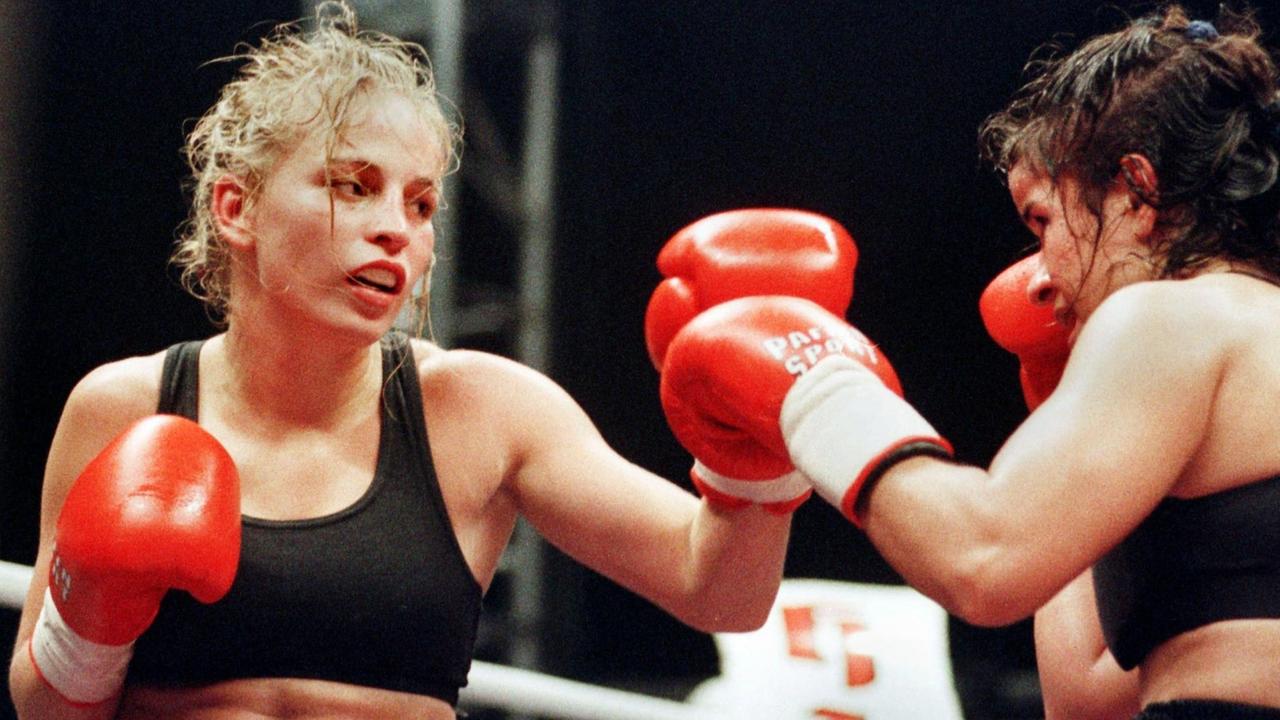 Historisches Foto von Regina Halmich am 3.10.1998 in Augsburg gegen die US-amerikanerische Herausforderin Anissa Zamerron (rechts). Sie schaffte in diesem Weltmeisterschaftskampf die 17. Titelverteidigung und gewann die Auseinandersetzung nach Punkten. Historisches Foto von Regina Halmich am 3.10.1998 in Augsburg gegen die US-amerikanerische Herausforderin Anissa Zamerron (rechts). Sie schaffte in diesem Weltmeisterschaftskampf die 17. Titelverteidigung und gewann die Auseinandersetzung nach Punkten.