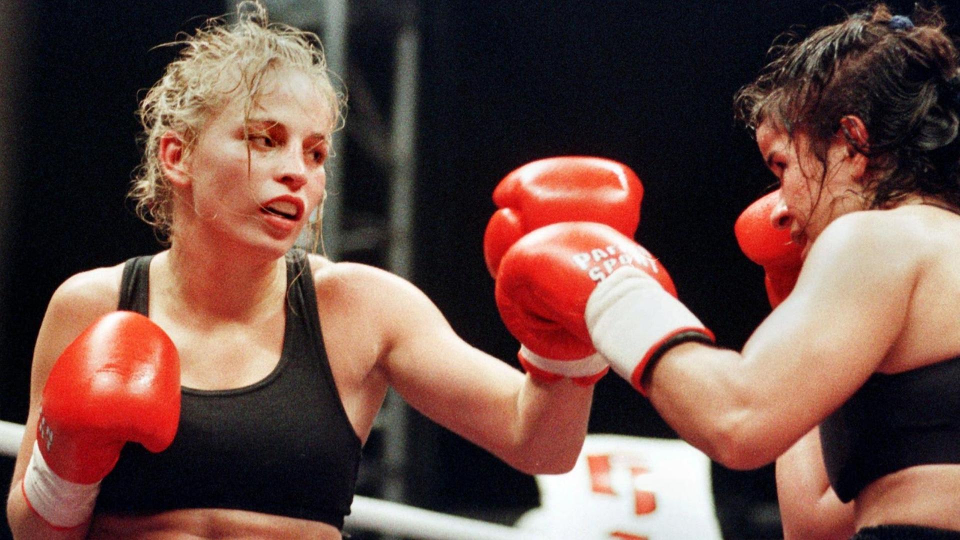 Regina Halmich hat die Fäuste in roten Box-Handschuhen gegen ihre Gegnerin erhoben. Archivbild. Regina Halmich hat die Fäuste in roten Box-Handschuhen gegen ihre Gegnerin erhoben. Archivbild.