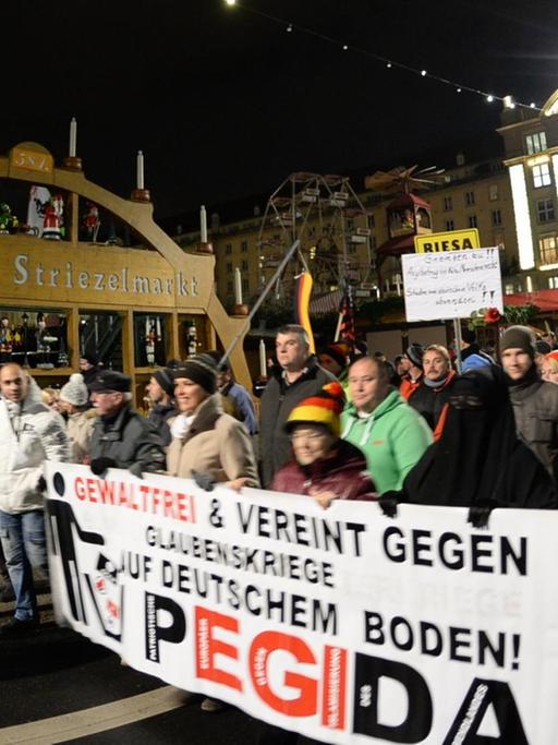 Demonstranten der fremdenfeindlichen Pegida-Bewegung in Dresden