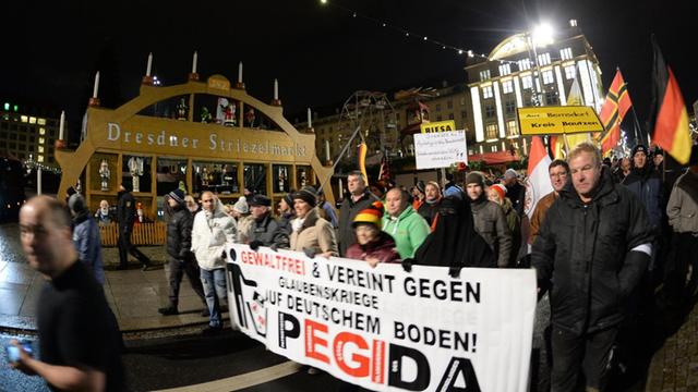 Demonstranten der fremdenfeindlichen Pegida-Bewegung in Dresden