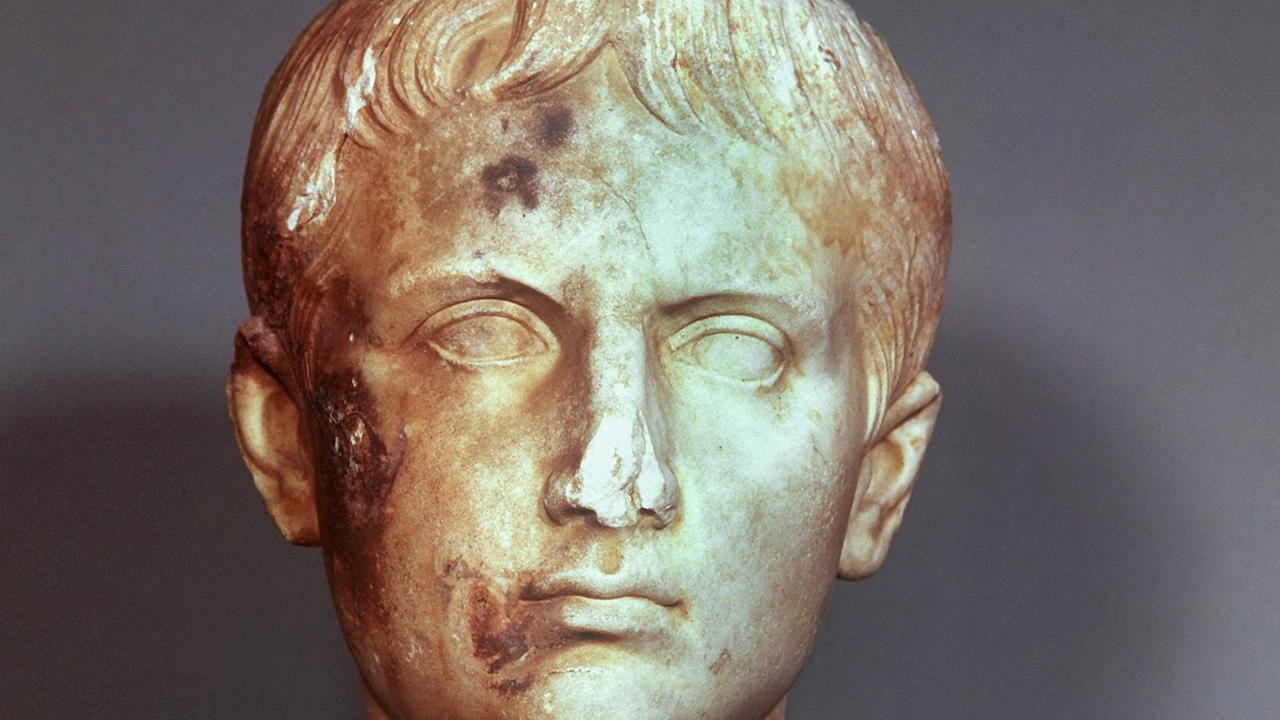 Die Kopfplastik des römischen Kaisers Augustus wurde 1961 bei Ausgrabungsarbeiten in Mainz gefunden. Undatierte Aufnahme. Die Kopfplastik des römischen Kaisers Augustus wurde 1961 bei Ausgrabungsarbeiten in Mainz gefunden. Undatierte Aufnahme.
