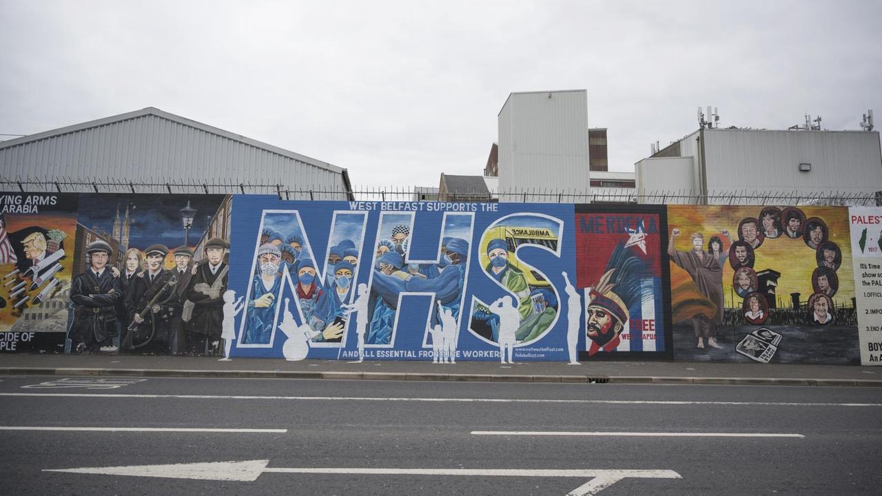 Graffito mit dem Schriftzug "NHS" an einer Mauer in Belfast.