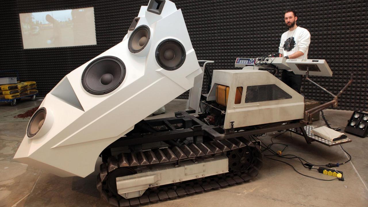 Nik Nowak im Museum Marta in Herford mit seinem Kunstwerk "Panzer"; Aufnahme vom Februar 2014 Nik Nowak im Museum Marta in Herford mit seinem Kunstwerk "Panzer"; Aufnahme vom Februar 2014
