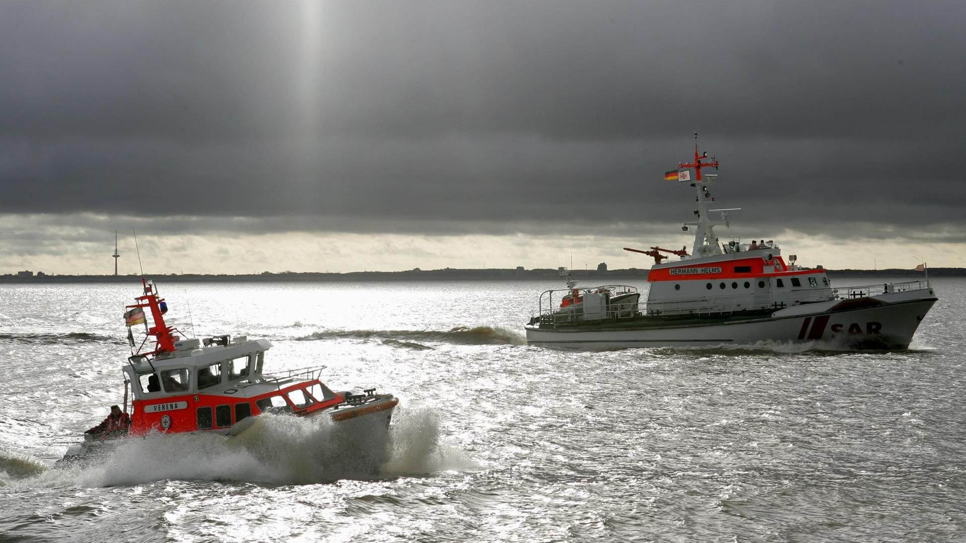 Der Seenotrettungskreuzer der Deutschen Gesellschaft zur Rettung Schiffbrüchiger (DGzRS) "Hermann Helms" (r) und das Tochterboot "Verena" des Seenotkreuzers "Hermann Marwede" am 06.02.2007 auf der Elbe vor Cuxhaven. Der Seenotrettungskreuzer der Deutschen Gesellschaft zur Rettung Schiffbrüchiger (DGzRS) "Hermann Helms" (r) und das Tochterboot "Verena" des Seenotkreuzers "Hermann Marwede" am 06.02.2007 auf der Elbe vor Cuxhaven.