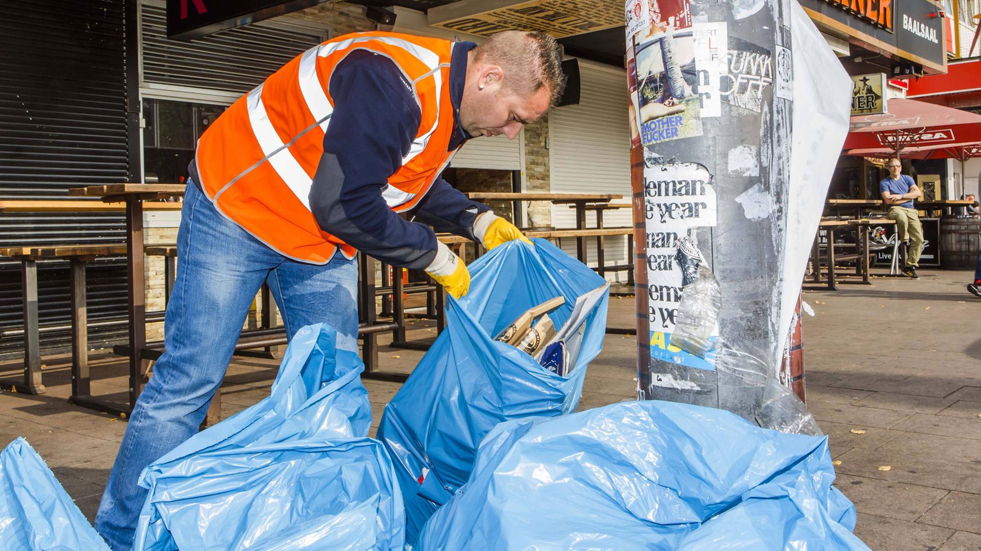 Ein Waste-Watcher in Hamburg bei der Arbeit. Ein Waste-Watcher in Hamburg bei der Arbeit.