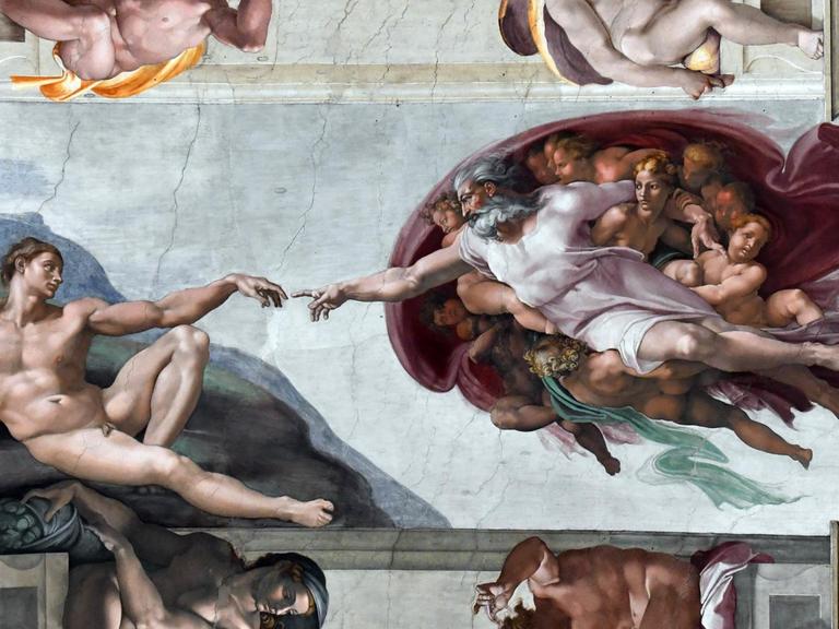 Ein Deckenfresko zeigt einen liegenden nackten Mann, dessen Finger den einer göttliche Allegorie berührt.