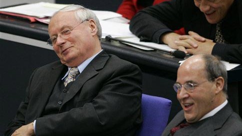 Oskar Lafontaine und Gregor Gysi von der Linkspartei verfolgen die Rede von Bundeskanzlerin Angela Merkel. Oskar Lafontaine und Gregor Gysi von der Linkspartei verfolgen die Rede von Bundeskanzlerin Angela Merkel.