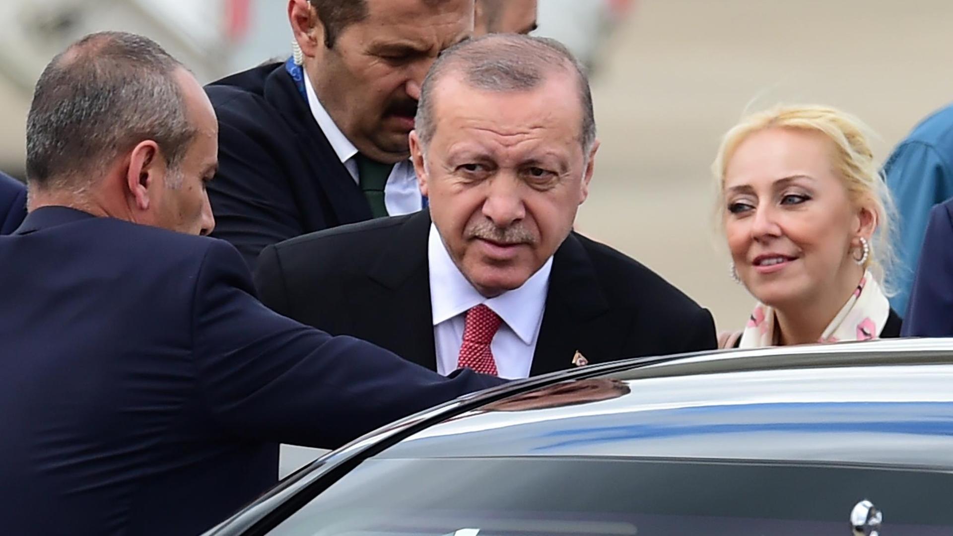 Der türkische Präsident Recep Tayyip Erdogan steigt am Flughafen von Buenos Aires in ein Auto Der türkische Präsident Recep Tayyip Erdogan steigt am Flughafen von Buenos Aires in ein Auto