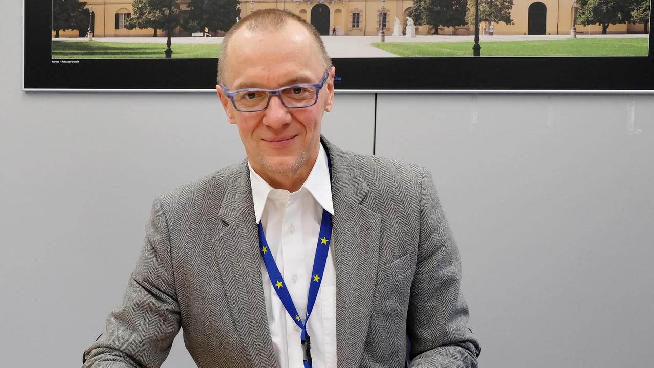 Der Direktor der Europäischen Behörde für Lebensmittelsicherheit (Efsa), Bernhard Url, sitzt an einem Schreibtisch. Der Direktor der Europäischen Behörde für Lebensmittelsicherheit (Efsa), Bernhard Url, sitzt an einem Schreibtisch.