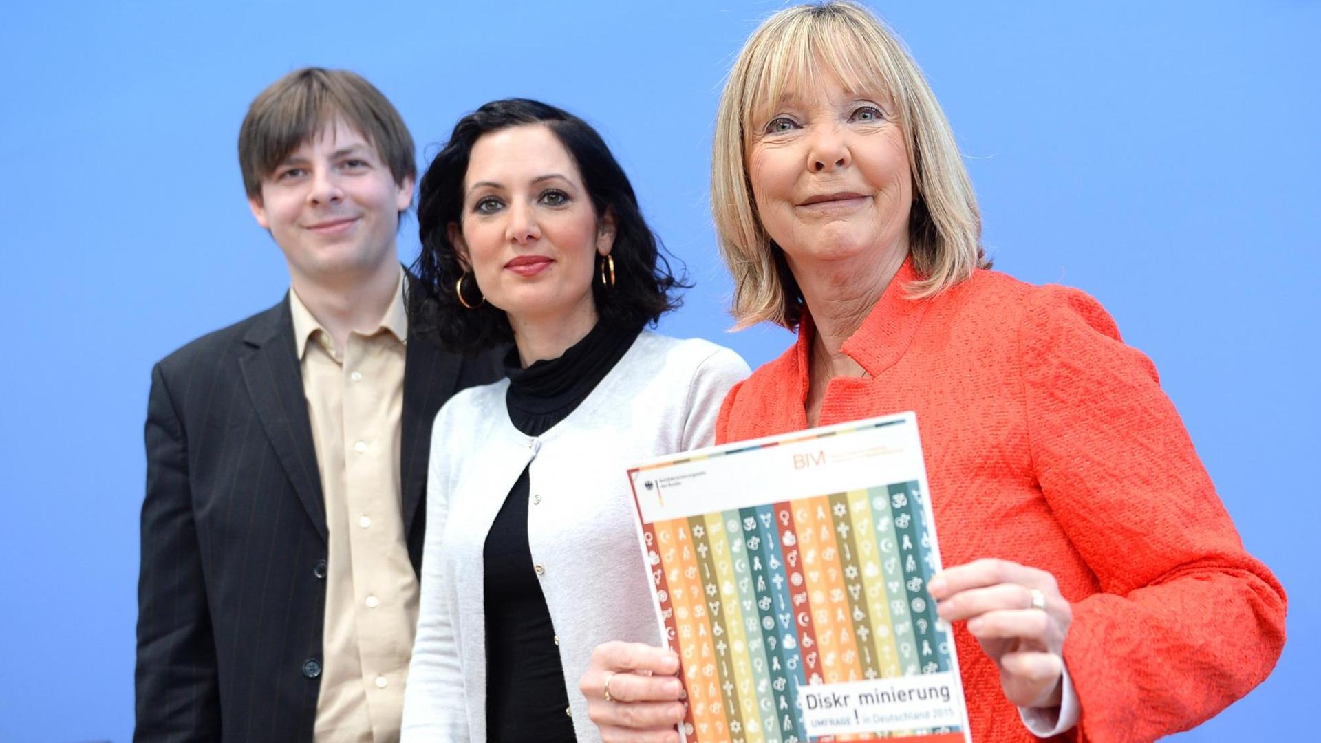 Der wissenschaftliche Mitarbeiter am Berliner Institut für empirische Integrations- und Migrationsforschung, Steffen Beigang, (l-r), Sozialwissenschaftlerin Naika Foroutan, und die Leiterin der Antidiskriminierungsstelle des Bundes, Christine Lüders zeigen am 19.04.2016 in Berlin bei der Pressekonferenz zu der Umfrage "Diskriminierung in Deutschland" den Bericht. Der wissenschaftliche Mitarbeiter am Berliner Institut für empirische Integrations- und Migrationsforschung, Steffen Beigang, (l-r), Sozialwissenschaftlerin Naika Foroutan, und die Leiterin der Antidiskriminierungsstelle des Bundes, Christine Lüders zeigen am 19.04.2016 in Berlin bei der Pressekonferenz zu der Umfrage "Diskriminierung in Deutschland" den Bericht.