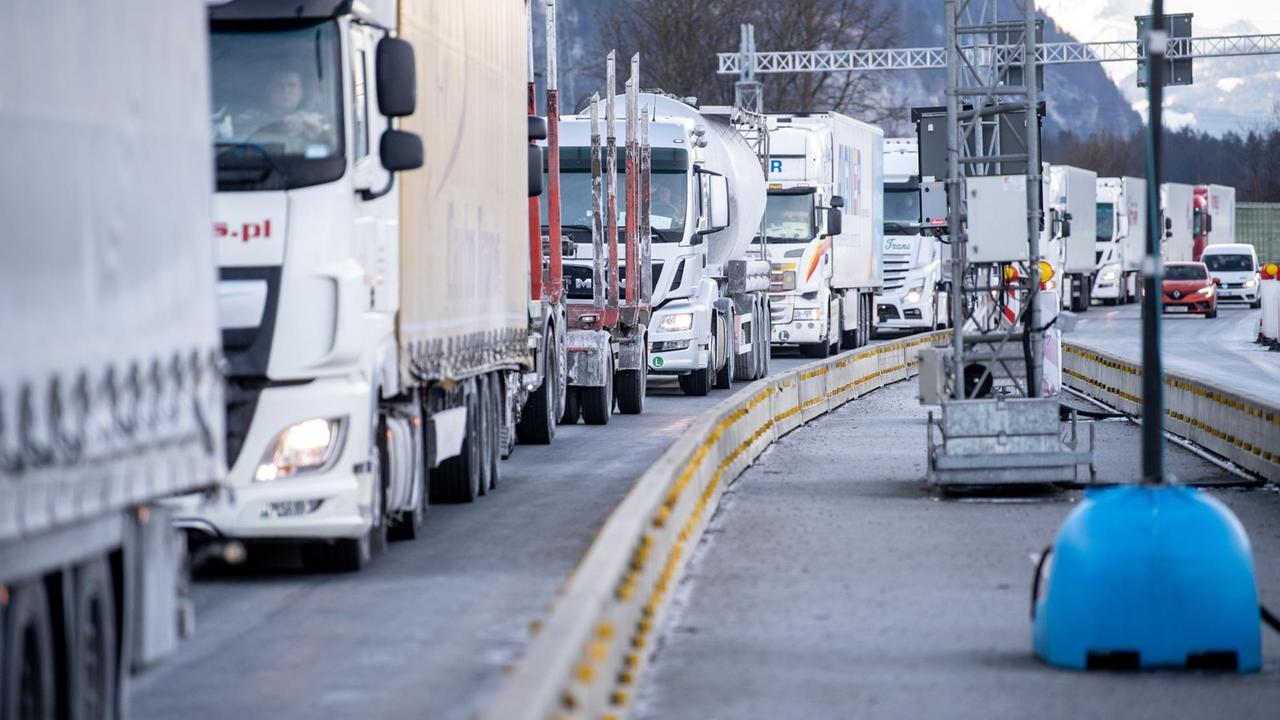 Lastwagen stauen sich an der Grenze zwischen Bayern und Österreich 
