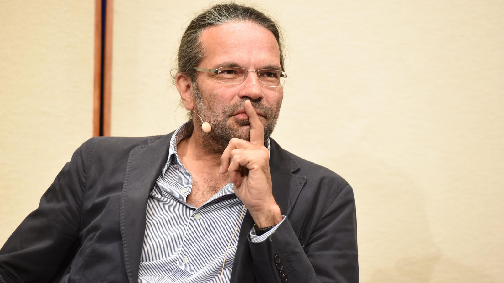Der Philosoph Robert Pfaller spricht an einem Redepult. Der Philosoph Robert Pfaller spricht an einem Redepult.