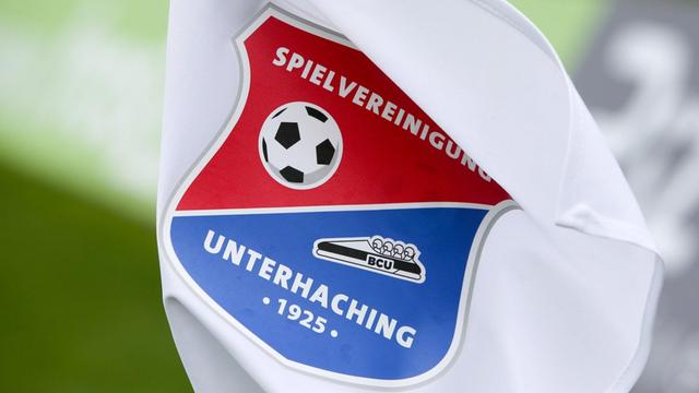 Das Logo der SpVgg Unterhaching auf einer Eckfahne