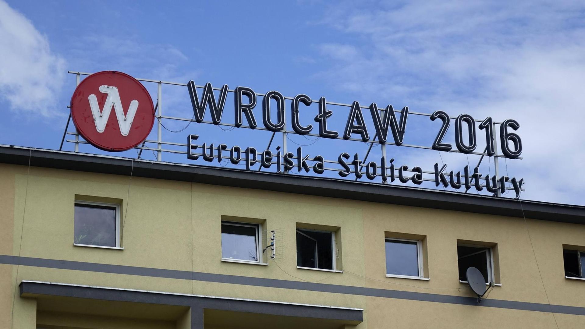 Reklame auf einem Haus für Breslau als europäische Kulturhauptstadt 2016.