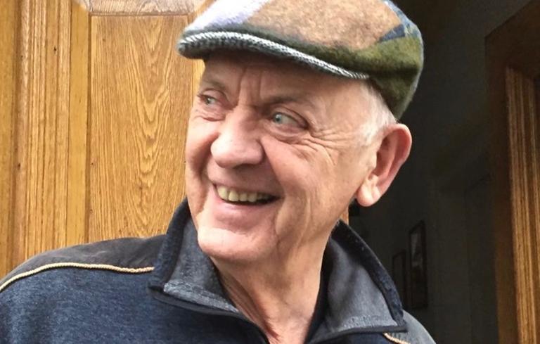 Miklos Muranyi vor einer Holztür. Miklos Muranyi vor einer Holztür.