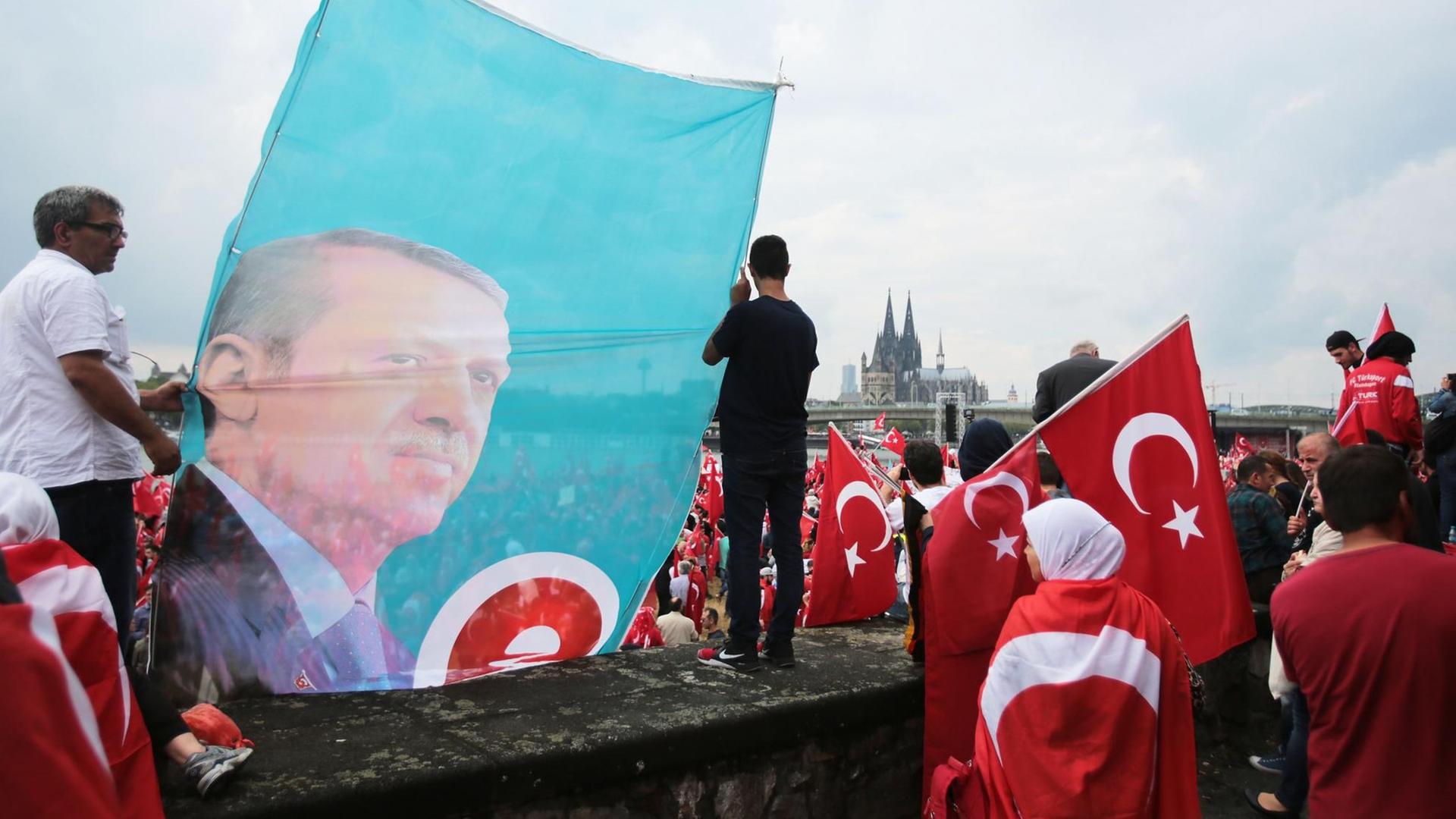 Anhänger des türkischen Staatspräsidenten Erdogan schwenken am 31.07.2016 in Köln (Nordrhein-Westfalen) türkische Fahnen. Mehrere Tausend Deutschtürken sind zu einer Pro-Erdogan-Demonstration in Köln zusammengekommen Anhänger des türkischen Staatspräsidenten Erdogan schwenken am 31.07.2016 in Köln (Nordrhein-Westfalen) türkische Fahnen. Mehrere Tausend Deutschtürken sind zu einer Pro-Erdogan-Demonstration in Köln zusammengekommen