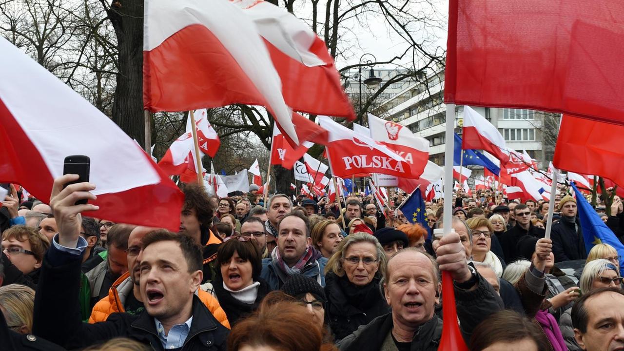 Menschen demonstrieren in Warschau gegen den Kurs der Regierung. Menschen demonstrieren in Warschau gegen den Kurs der Regierung.