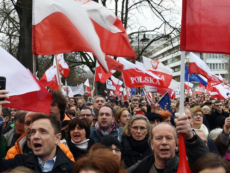 Menschen demonstrieren in Warschau gegen den Kurs der Regierung.