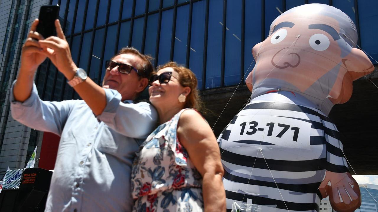 In Porto Allegre wurde gegen den früheren Präsidenten Lula da Silva demonstriert. Demonstranten halten eine Puppe in Gefängniskleidung. In Porto Allegre wurde gegen den früheren Präsidenten Lula da Silva demonstriert. Demonstranten halten eine Puppe in Gefängniskleidung.
